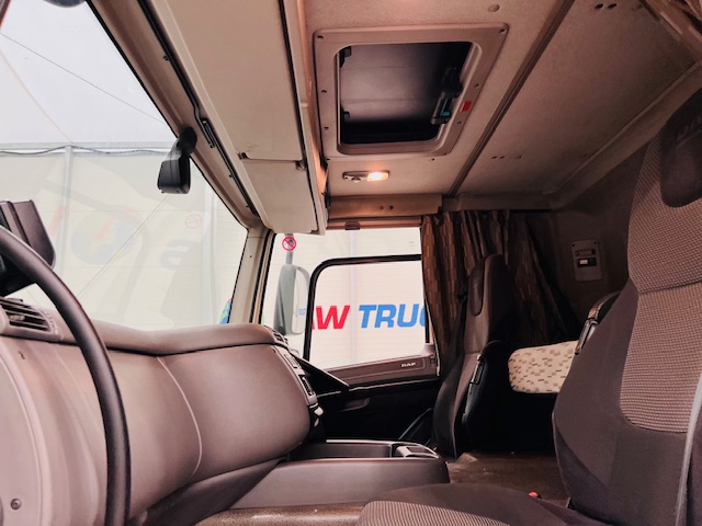DAF CF 330 6×2 Rear Lift Sleeper Cab Curtainsider