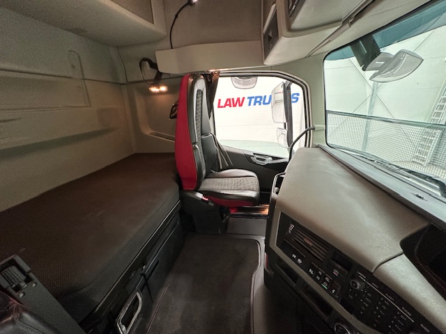 Volvo FH 460 Euro 5 6×2 Tractor Unit Safari Edition