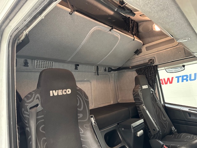 Iveco Stralis 360 6×2 Rear Steer Curtainsider