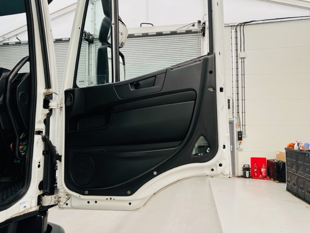 Iveco Stralis 310 AT 6×2 Fridge Box Van
