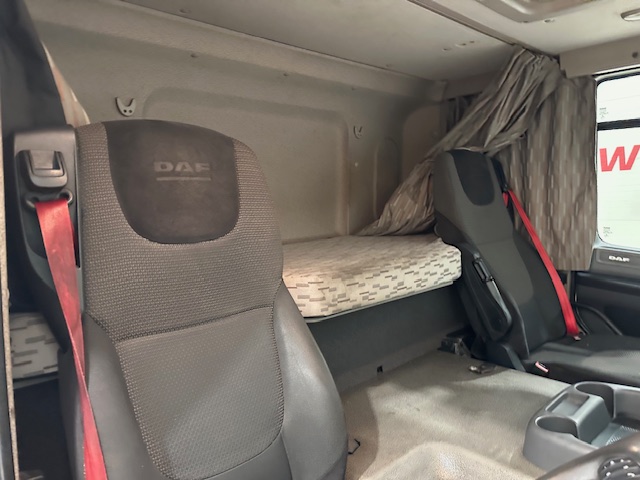 DAF CF 330 6×2 Rear Lift Sleeper Cab Flatbed