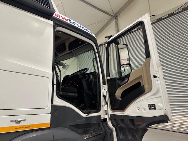 Mercedes Actros 2530 6×2 Sleeper Cab Curtainsider