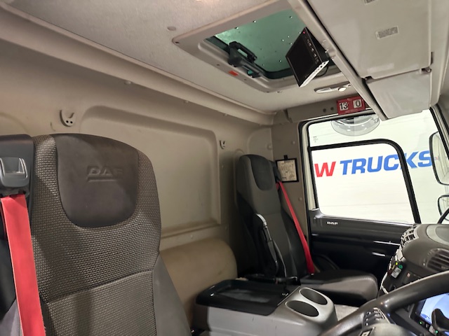 DAF CF 370 6×2 Rear Lift Dropside Brick Grab Manual