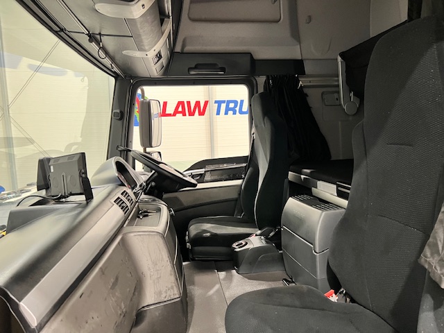MAN TGM 18.250 4×2 Sleeper Cab Curtainsider