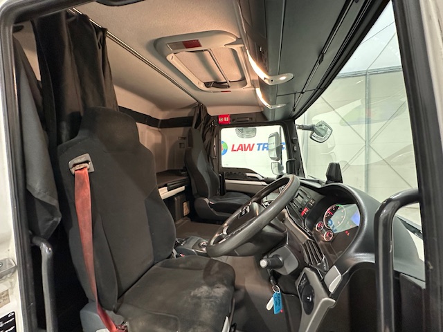 MAN TGM 18.250 4×2 Sleeper Cab Curtainsider