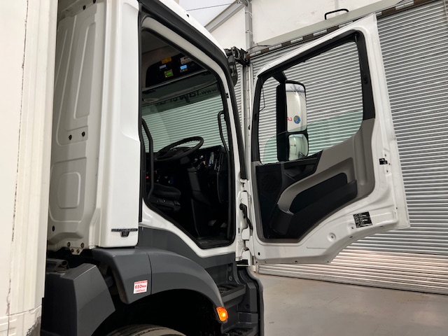 Mercedes Antos 1827 Day Cab Fridge Box