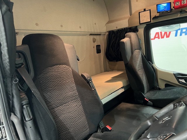 Mercedes Actros 1824 4×2 Sleeper Cab Box Van
