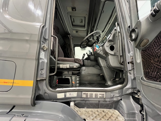 Scania R94 220 4×2 Sleeper Cab Box Van Manual