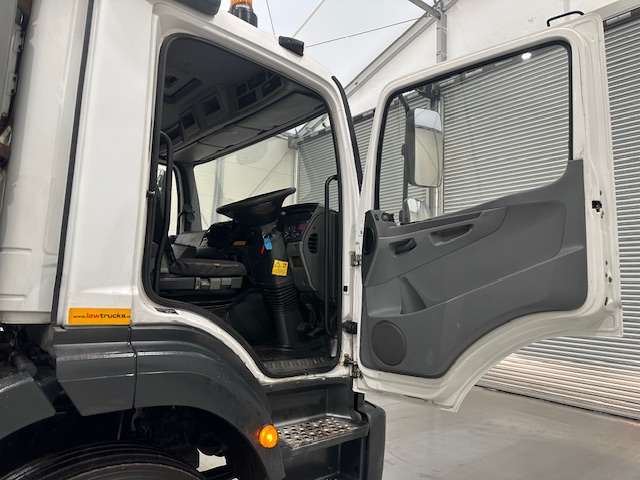 Mercedes Axor 2628 6×4 Day Cab Hookloader Gritter