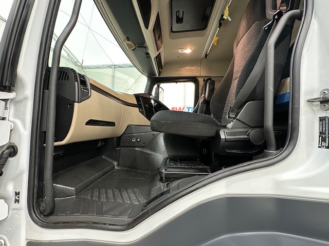 Mercedes Actros 1824 4×2 Sleeper Cab Box Van