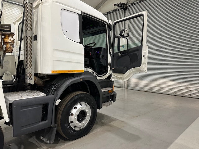 Scania P400 8×4 Sleeper Cab Tipper Manual