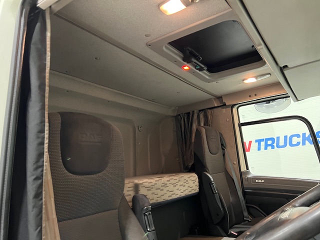 DAF CF 250 4×2 Sleeper Cab Curtainsider