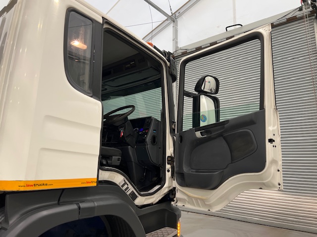 Scania P360 8×4 Day Cab Hookloader Manual