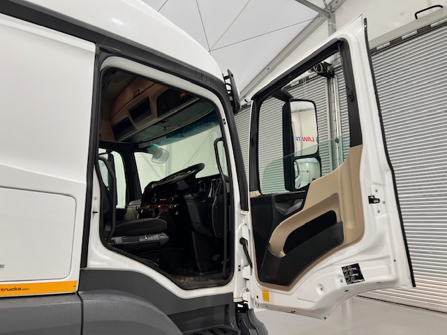 Mercedes Actros 1824 Sleeper Cab Curtainsider