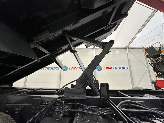 Volvo FM 370 8×4 Steel Tipper Grab
