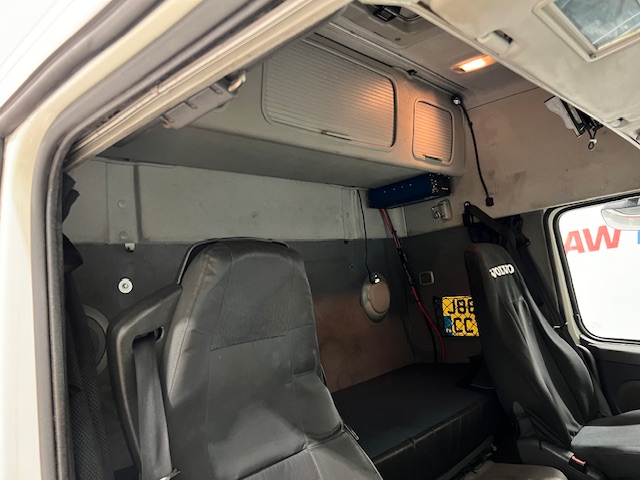 Volvo FM 330 6×2 Rear Lift Sleeper Cab Flatbed