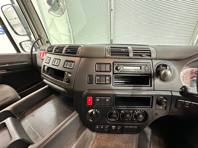 DAF CF 330 6×2 Rear Lift Sleeper Cab Curtainsider