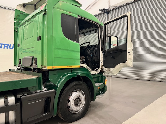 Scania P94 220 4×2 Sleeper Cab Flatbed