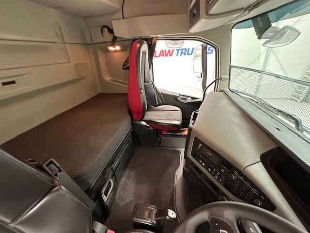 Volvo FH 460 Euro 5 6×2 Tractor Unit Safari Edition