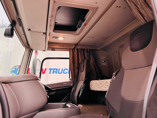 DAF CF 330 6×2 Rear Lift Sleeper Cab Curtainsider