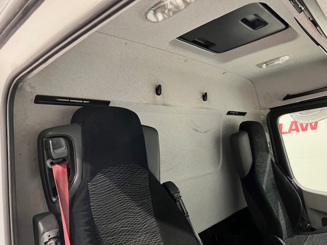 Mercedes Antos 1827 Day Cab Fridge Box