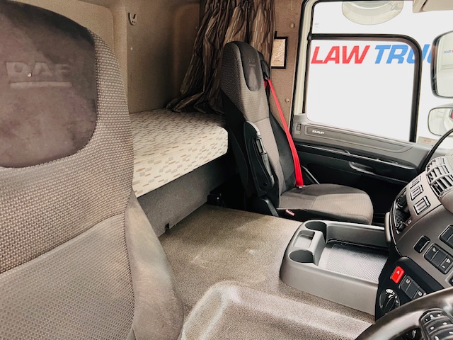 DAF CF 220 4×2 Sleeper Cab Curtainsider
