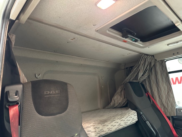 DAF CF 330 6×2 Rear Lift Sleeper Cab Flatbed