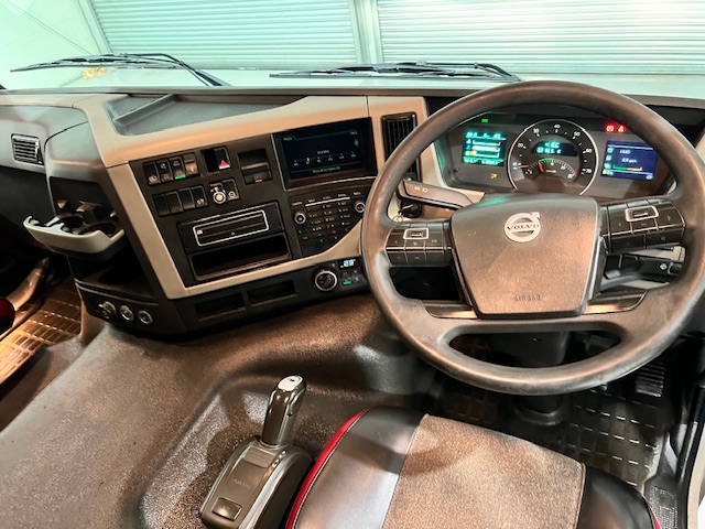 Volvo FM 450 6×2 Midlift Tractor Unit