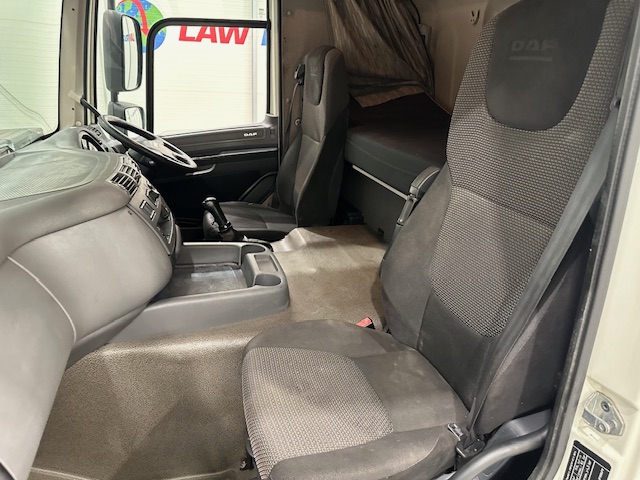 DAF CF 330 6×2 10 Tyre Sleeper Cab Curtainsider