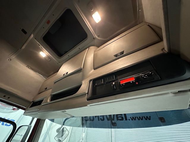 DAF CF 290 6×2 Rear Lift Sleeper Cab Curtainsider