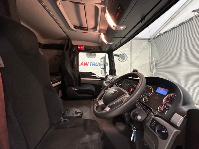 MAN TGM 18.250 4×2 Sleeper Cab Curtainsider
