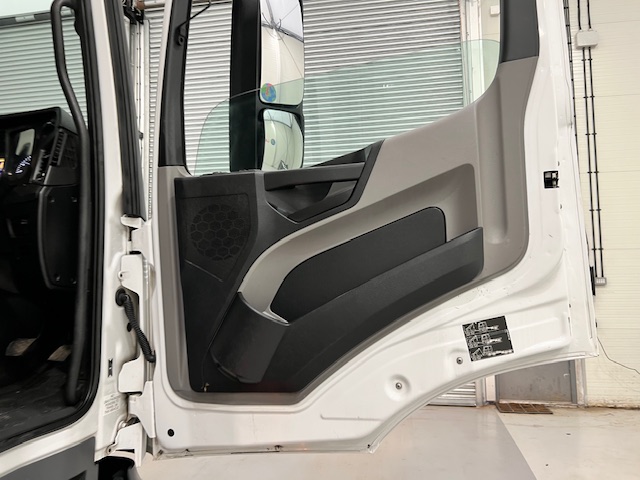 Mercedes Antos 1827 Day Cab Fridge Box
