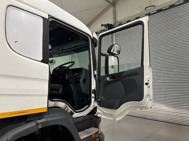 Scania P400 8×4 Sleeper Cab Tipper Manual