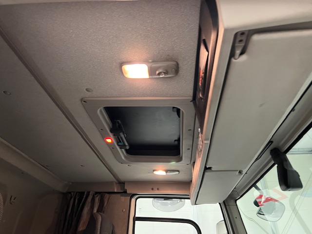 DAF CF 250 4×2 Sleeper Cab Curtainsider