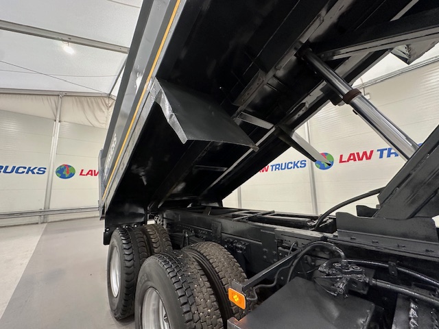 Volvo FM 370 8×4 Steel Tipper Grab