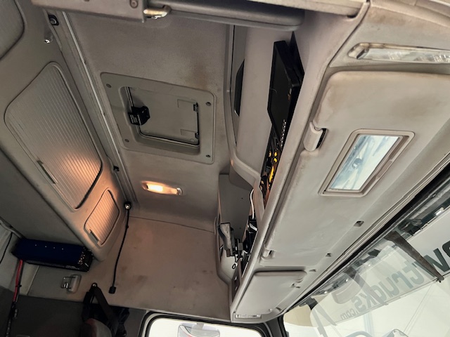Volvo FM 330 6×2 Rear Lift Sleeper Cab Flatbed