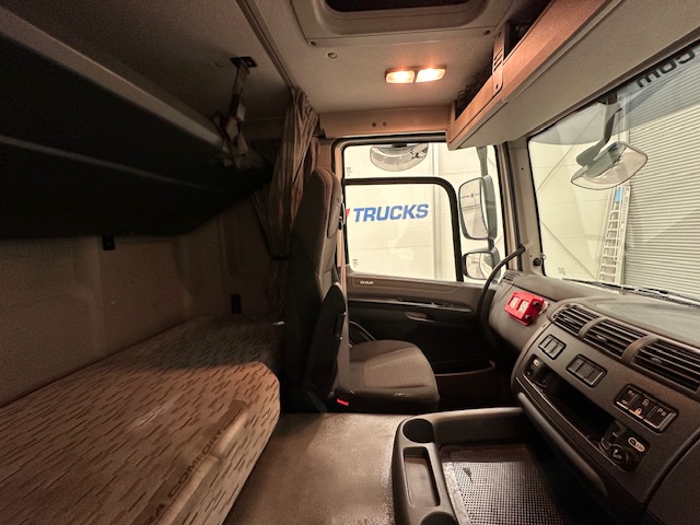 DAF CF 330 6×2 Rear Lift Sleeper Cab Curtainsider