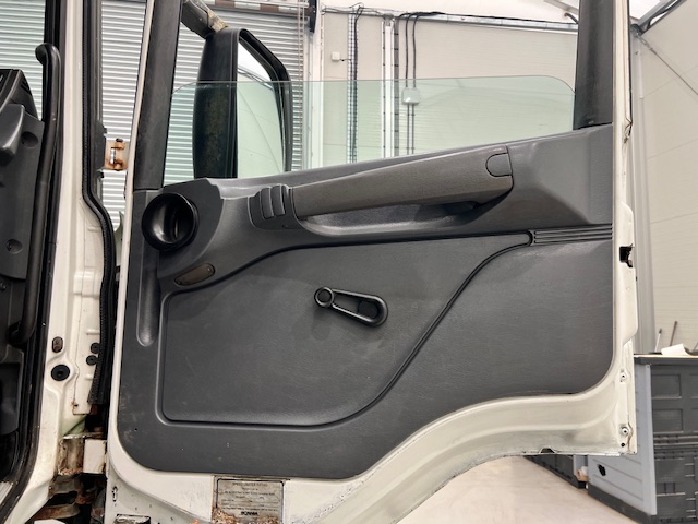 Scania P94 220 4×2 Sleeper Cab Flatbed
