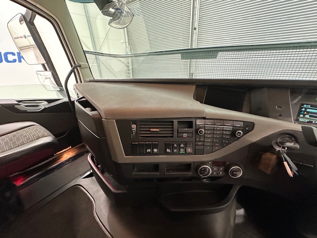 Volvo FH 460 Euro 5 6×2 Tractor Unit Safari Edition
