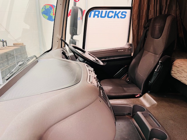 DAF CF 330 6×2 Rear Lift Sleeper Cab Curtainsider