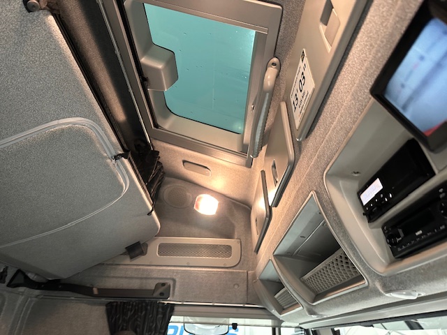 Iveco Stralis 360 6×2 Rear Steer Curtainsider