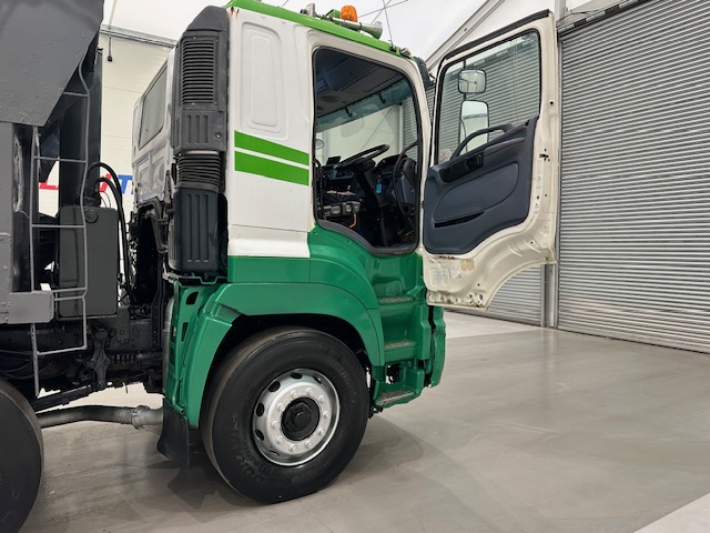 Hino 3241 700 8×4 Sleeper Cab Steel Tipper