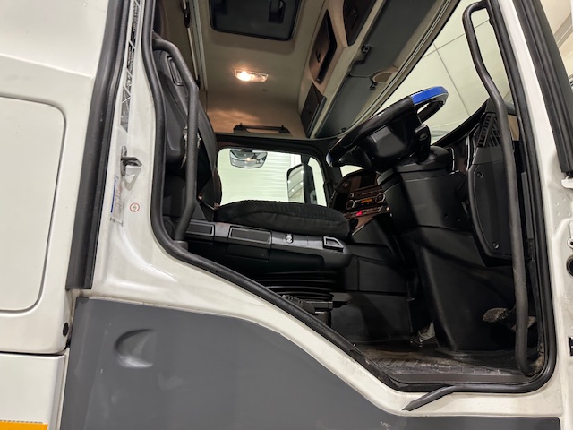 Mercedes Actros 2530 6×2 Sleeper Cab Curtainsider