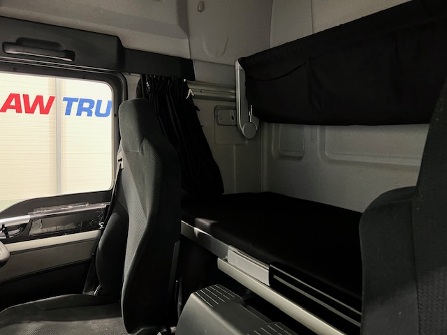 MAN TGM 18.250 4×2 Sleeper Cab Curtainsider