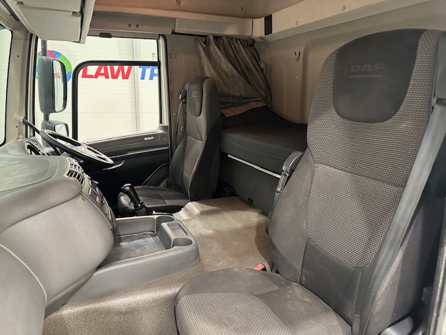 DAF CF 330 6×2 10 Tyre Sleeper Cab Curtainsider