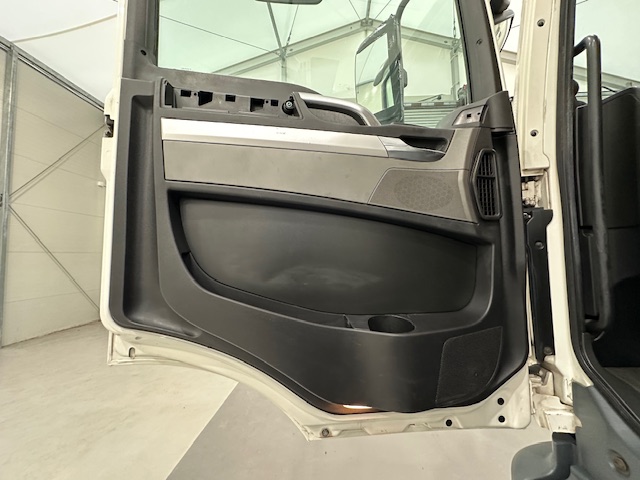 MAN TGM 18.250 4×2 Sleeper Cab Curtainsider