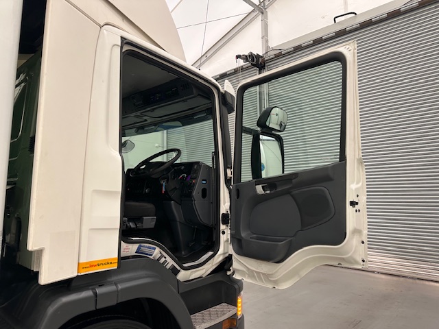 Scania P280 6×2 Rear Lift Day Cab Fridge Box