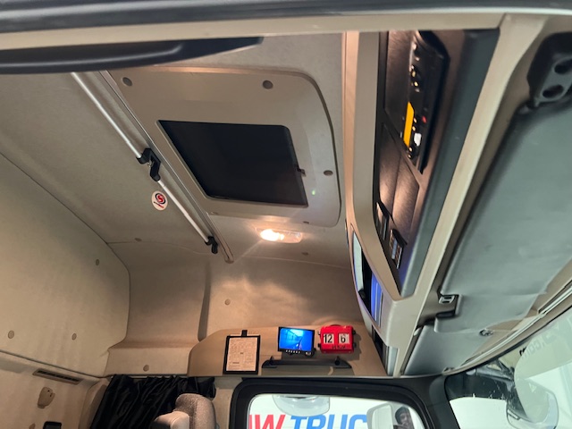 Mercedes Actros 1824 4×2 Sleeper Cab Box Van