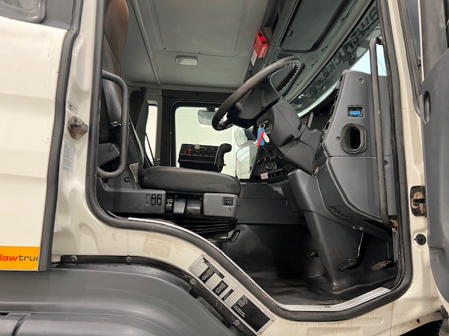 Scania P360 8×4 Day Cab Hookloader Manual