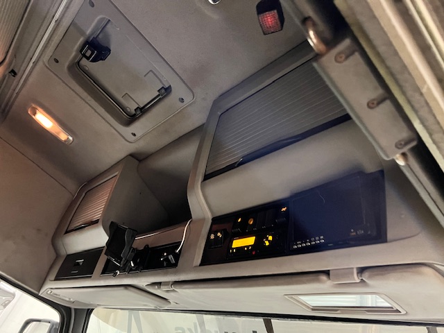 Volvo FM 330 6×2 Rear Lift Sleeper Cab Flatbed